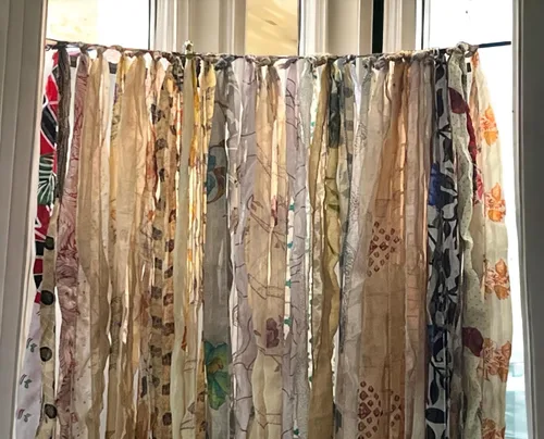 Vista 5 de Mango Gifts Exotic Elegance: Cortina de puerta de cinta multicolor hecha a mano en seda vieja Sari Beige