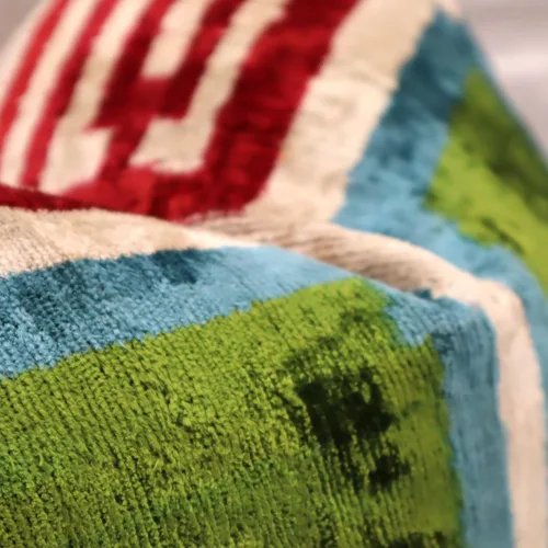 Vista 8 de CANVELLO Almohada de terciopelo de lujo hecha a mano con inserto de plumón, 16 x 24 pulgadas, patrón geométrico rojo, verde, azul y crema, cojín