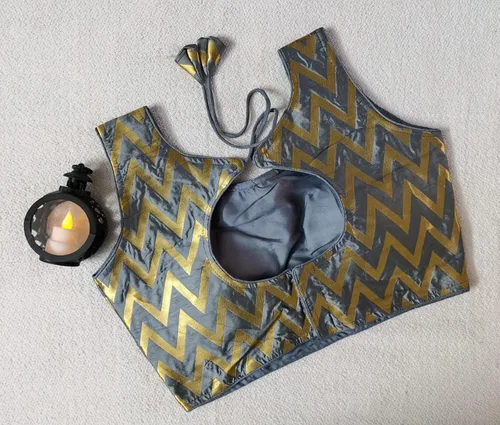 Vista 2 de Banarasi Silk Design Zigzag Golden Sari Blusa Sin Mangas Readymade para Mujer