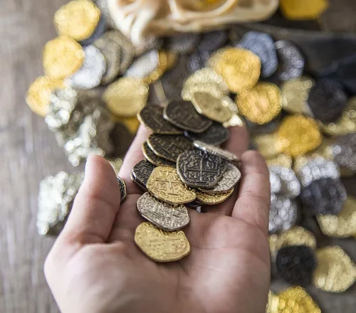 Vista 2 de Monedas del tesoro del pirata, 30 réplicas de doblones de oro y plata, exclusivo de Beverly Oaks LLC
