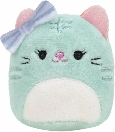 Vista 4 de Squishville de Original Squishmallows Sweet Shop - Set de juego con Priya la Panda Púrpura de 5 cm, Tres’zure el Gato Azul y Mesa y Silla de Bistro
