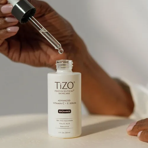 Vista 8 de TiZO Suero fotocéutico avanzado de vitamina C + E con ácido ferúlico y bakuchiol