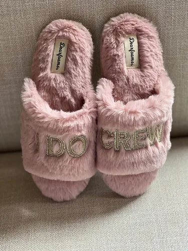 Vista 8 de Dearfoams Women's Giftable I Do & I Do Crew Bride Slippers for Weddings and Bachelorette Party