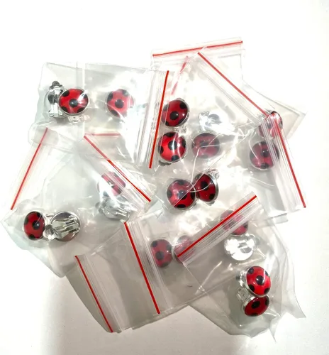 Vista 2 de Aretes de clip de mariquita, cosplay de mariquita, aretes de plata con diseño de mariquita, aretes de plata con puntos negros, aretes de mariquita