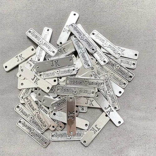 Vista 4 de Juland 60 etiquetas de metal hechas a mano de aleación hechas a mano, dije de cuentas de metal, etiquetas de metal para hacer joyas, manualidades