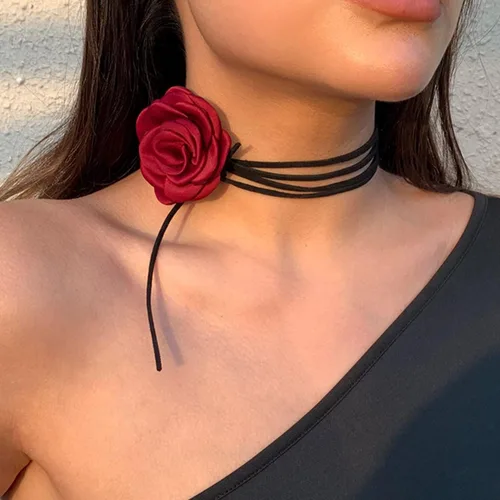 Vista 3 de Caiyao Gargantilla de flores de rosa para mujer, diseño de cordones, gargantilla floral de terciopelo en negro, rojo y azul, perfecto para bodas