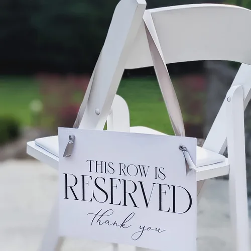 Vista 9 de Letreros de Fila Reservada para Ceremonia de Boda o Evento – Juego de 2 Banderines Colgantes de Papel en Cartulina – Esta Fila Está Reservada