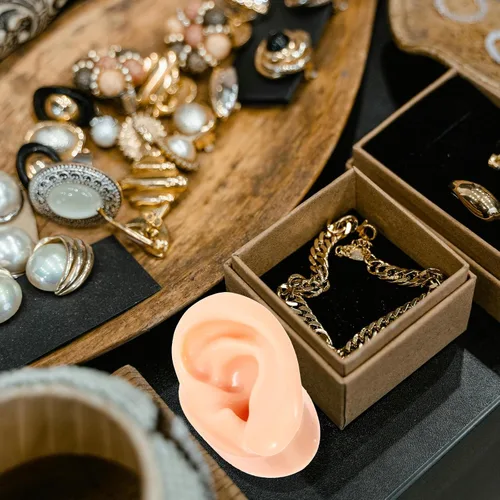 Vista 5 de 2 modelos de orejas de silicona suave para la práctica de piercing, orejas falsas flexibles realistas para exhibición de joyas y enseñanza