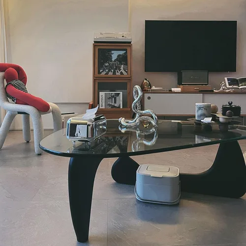 Vista 4 de Mesa de café triangular en nogal con base sólida de madera moderna de mediados de siglo y mesa de café de vidrio transparente triangular para sala