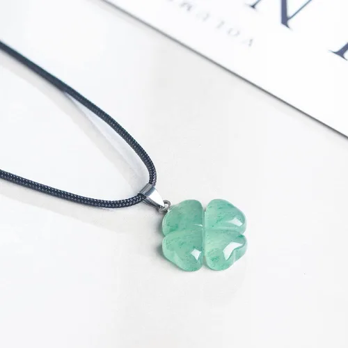 Vista 3 de Collar con colgante de trébol de cuatro hojas de la suerte, hechos de piedra natural pura de aventurina verde que simboliza el amor, la salud