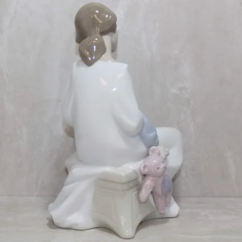 Vista 2 de Lladro Nao - Figura coleccionable de porcelana: Un momento con mamá, 8 3/4 de alto, madre e hija