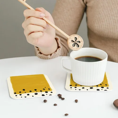 Vista 5 de Juego de 4 manteles individuales con estampado amarillo mostaza y negro, de cuero, resistentes a las manchas, para comedor, cocina, antideslizantes