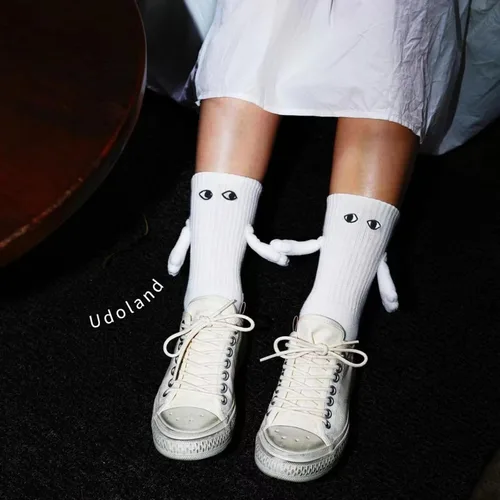 Vista 5 de UAURORAO Calcetines de pareja de muñecas 3D para mujeres y hombres, calcetines divertidos para sostener las manos en la mano, calcetines de amistad