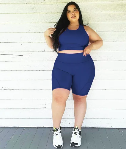 Vista 4 de NEW YOUNG Paquete de 3 pantalones cortos de ciclismo de talla grande con bolsillos para mujer, pantalones de yoga de cintura alta de 8 pulgadas