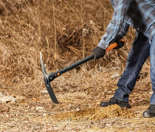 Vista 6 de Pico y azada Pro IsoCore de Fiskars de doble extremo con reducción de golpes, 36 pulgadas. IsoCore Shock Control System Reduces Vibration, Mattock