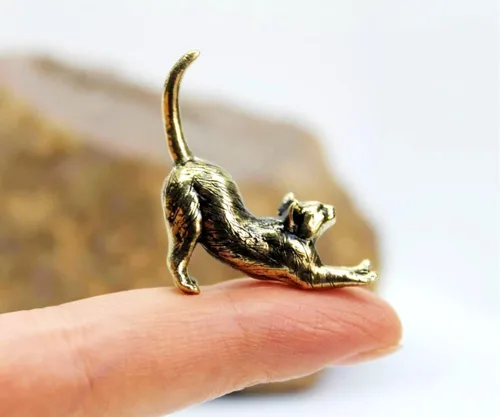 Vista 9 de Figura de gato estirada fundida a mano en latón, pequeño gatito, regalo coleccionable para amantes de los gatos, pequeña baratija decorativa de metal