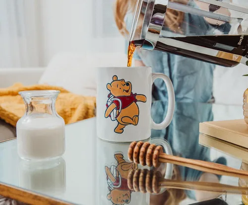 Vista 4 de Winnie The Pooh - Taza de cerámica de Disney Adventure Awaits Pottery, taza de café para expreso, cacao, té, capacidad para 16 onzas