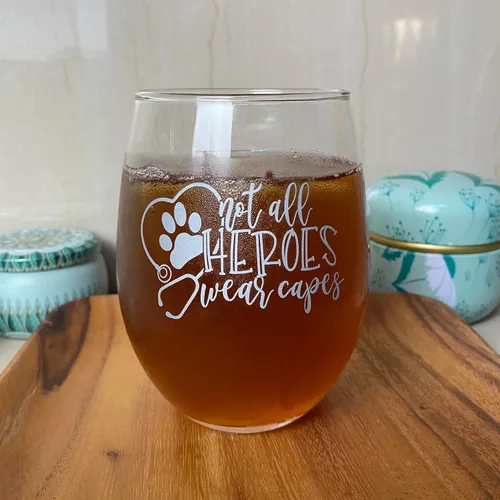 Vista 5 de BAD BANANAS Regalos de tecnología veterinaria y veterinaria – No todos los héroes usan capas – Copa de vino sin tallo de 21 oz – Regalos