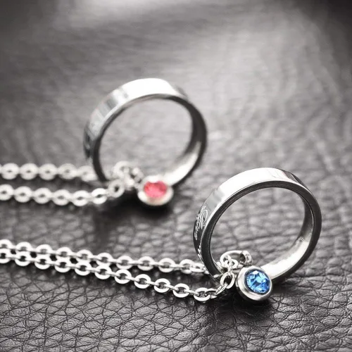 Vista 7 de MJartoria collares a juego para parejas, para él y ella, dijes de anillo grabados, con diamantes de imitación, regalo para novio y novia