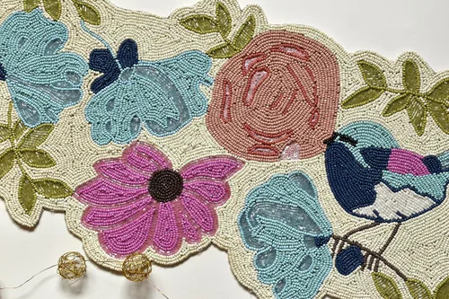 Vista 3 de Camino de mesa hecho a mano con cuentas con diseño de pájaros, multicolor, camino de mesa de primavera para casa de campo, decoración de mesa