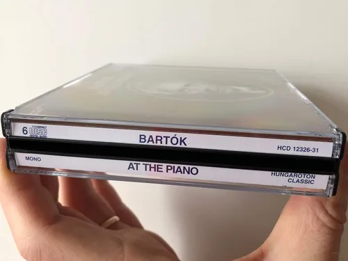 Vista 3 de Bartok en el piano
