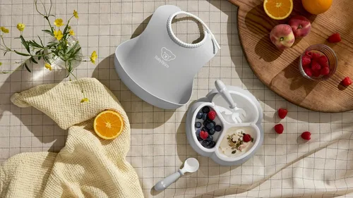 Vista 3 de BabyBjörn Juego de comida de 4 piezas, gris Incluye plato, tenedor, cuchara y taza Apto para lavavajillas Juego de alimentación para niños
