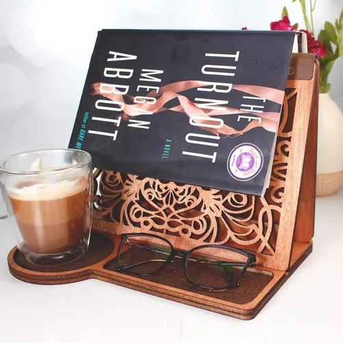 Vista 4 de Book Nook - Soporte de valet de lectura con taza de café, vasos, soporte para teléfono celular, soporte para libros triangular de madera y protector