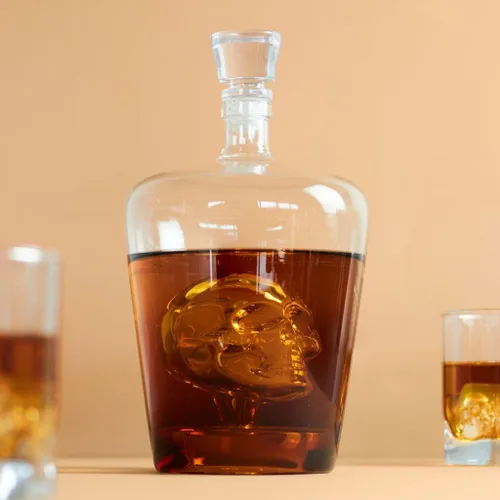 Vista 3 de Balvi - Decantador de whisky venenoso. Botella de licor de 1L (33-3/4 onzas) de capacidad. Tiene una calavera dentro. Hecho de vidrio.