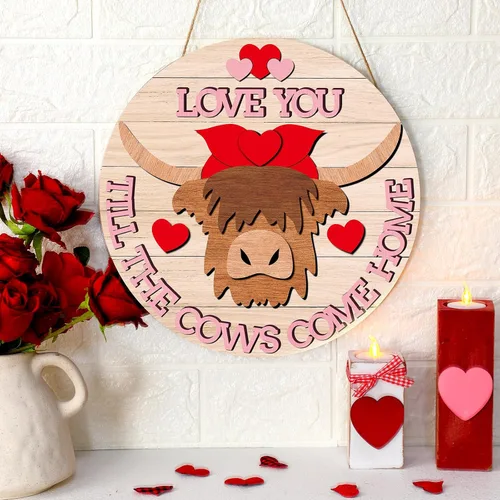 Vista 2 de GlikCeil Decoración de puerta de vaca de las tierras altas del día de San Valentín, letreros de madera de vaca de 11.8 pulgadas, bonita corona