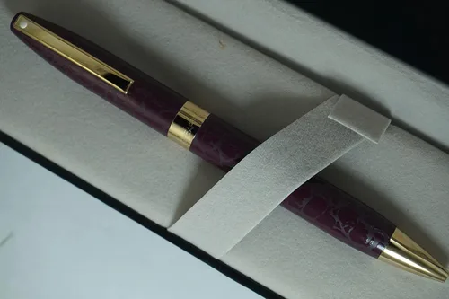 Vista 4 de Sheaffer Hecho a mano en Estados Unidos Legacy Heritage Look of Leather Wine Burgundy barril y 22KT Gold Appointments Bolígrafo