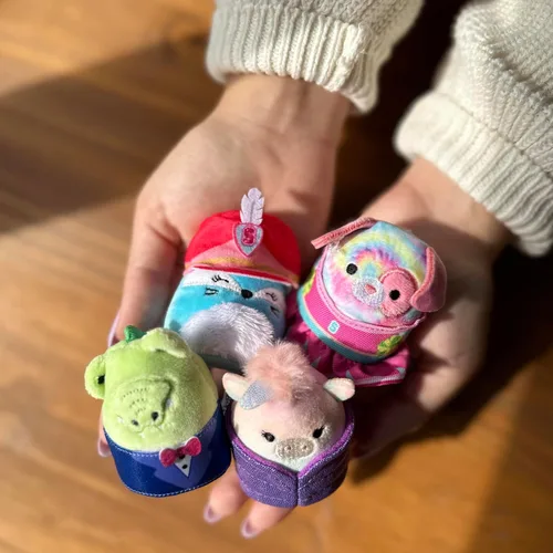 Vista 4 de Squishville by Squishmallows Serie 10 Mini Mystery Peluche (Paquete de 12) Oficial Jazwares - Cápsulas Ciegas a Granel Coleccionables Suaves