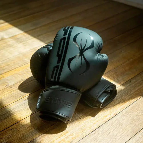 Vista 7 de Guantes de boxeo STING Armaplus Material exterior T3, sistema de revestimiento flotante, relleno de núcleo Hi Flow, correa de soporte de muñeca