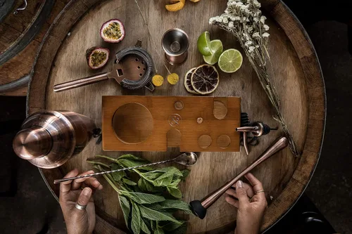 Vista 13 de Mint & Mortar Coctelera, kit de barman de 7 piezas con soporte, botella coctelera de Martini de 24 onzas, herramientas de barra de acero inoxidable