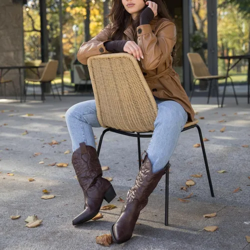 Vista 7 de Rollda Botas vaqueras occidentales para mujer con punta puntiaguda, botas vaqueras de media pantorrilla, botas de moda bordadas con tacón grueso