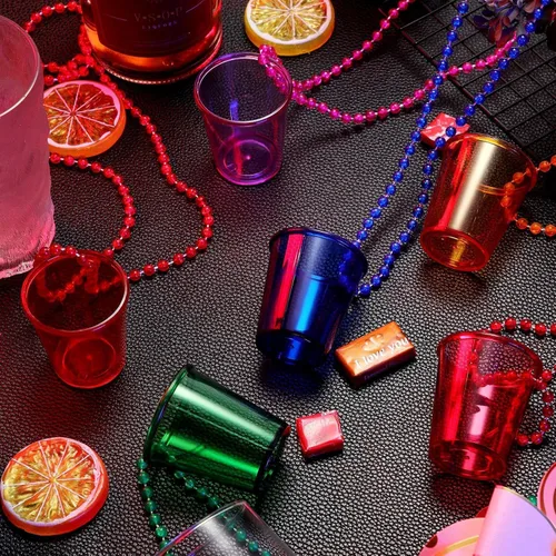 Vista 4 de Paquete de 48 collares de cuentas de vidrio de chupito a granel, 2 onzas, divertidos vasos de plástico para cumpleaños, despedida de soltera