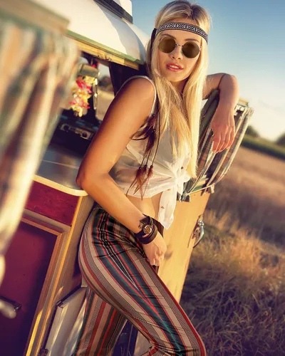 Vista 7 de Unittype Disfraz hippie de los años 60 y 70 para mujer, pantalón bohemio, acampanado, con signo de la paz, aretes para fiesta de cosplay, Poliéster