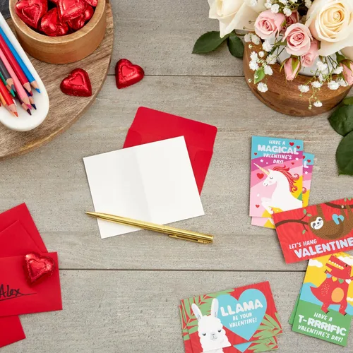 Vista 2 de Hallmark - Mini tarjetas de San Valentín para niños, 32 tarjetas con sobres (diseños de llama, perezoso, dinosaurio, unicornio)