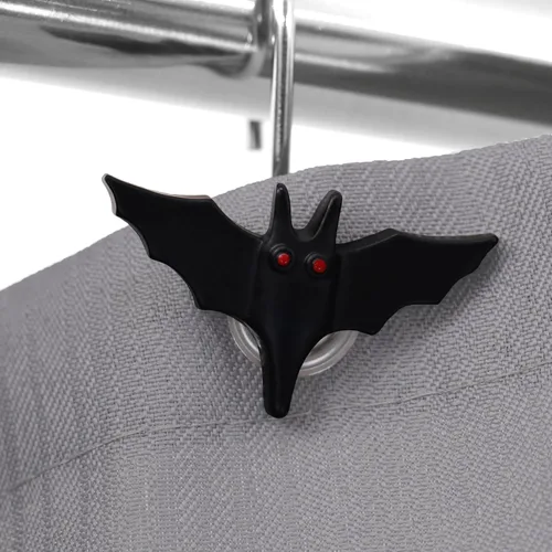 Vista 4 de Ganchos espeluznantes para cortina de ducha de Halloween: anillos Bate negro