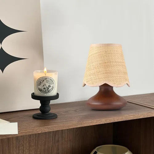Vista 7 de TAKEGO Pequeña lámpara de mesa con base de madera, lámpara con pantalla de ratán mini para mesita de noche, lámpara de estilo granja vintage, mini