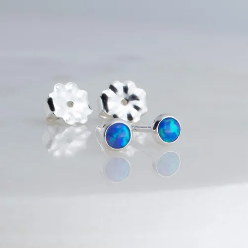 Vista 24 de Aretes pequeños de plata de ley para cartílago, tragus, hélix, múltiples piercings hipoalergénicos, piedra natal para mujer, juego de bisel