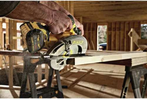Vista 4 de DEWALT FLEXVOLT 60V MAX* Sierra circular con freno, 7-1/4 pulgadas, solo herramienta (DCS578B)