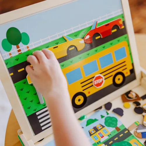 Vista 6 de Melissa & Doug - Juego magnético de madera con imágenes, con 119 imanes y tarjetas de escenas complementarias.