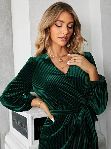 Vista 2 de BerryGo Vestido semiformal de terciopelo brillante con un hombro descubierto para mujer, vestido de cóctel con abertura media con lazo en la cintura