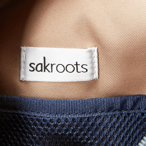 Vista 4 de Sakroots Mochila Go Sling para mujer en sarga ecológica de nailon, Denim in Bloom