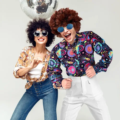 Vista 7 de Eurzom Conjunto de disfraz de discoteca que incluye camisa brillante con pantalón para hombre, peluca afro, collar, lentes de sol para fiesta