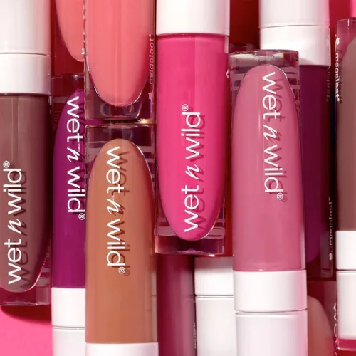 Vista 7 de wet n wild Mega Last Catsuit High-Shine Liquid Lipstick Red Bad Girl's Club