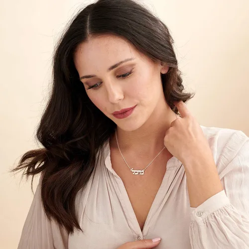 Vista 7 de MYKA - Collar con nombre hebreo personalizado, placa de identificación personalizada, regalo con letras judías para ella, él, hombres, mujeres