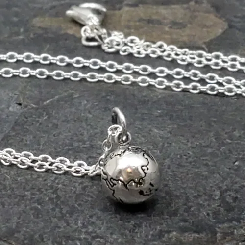 Vista 5 de Collar con dije de globo mundial de plata esterlina para mujer