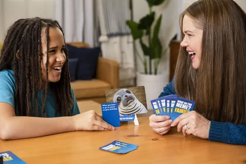 Vista 14 de WHAT DO YOU MEME? Family Edition by Relatable, Now with Refreshed Content - Kids Games 8+, Family Games for Kids and Adults, Includes 300 Caption