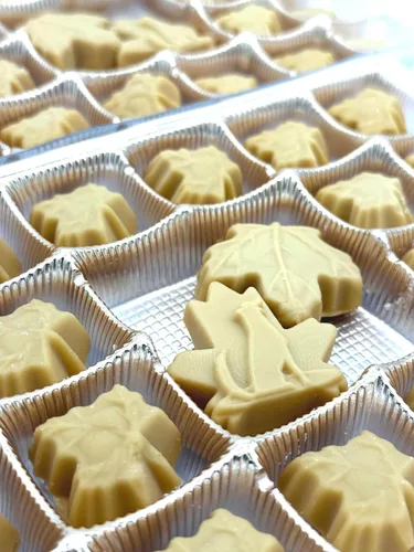 Vista 4 de Nova Maple Candy - Caramelo de hoja de azúcar con jarabe de arce puro (8 onzas)
